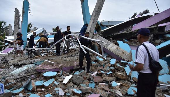 Al menos tres personas perdieron la vida y algunos edificios se derrumbaron por el sismo en Indonesia. (Foto: Firdaus / AFP)