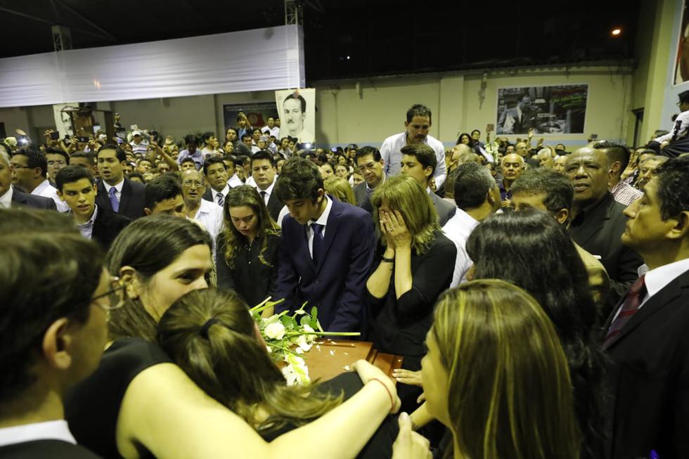 Roxanne Cheesman, Federico Danton y hermanos lloran frente a féretro del ex presidente Alan García. (Piko Tamashiro)