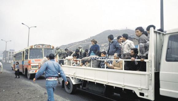PARALIZADOS. Muchos peruanos debían subir a camiones para ir a trabajar y estudiar debido a los paros armados de Sendero Luminoso. (GEC ARCHIVO HISTÓRICO)
