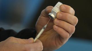 Oxford: Es factible desarrollar “muy rápido” una vacuna contra la variante ómicron