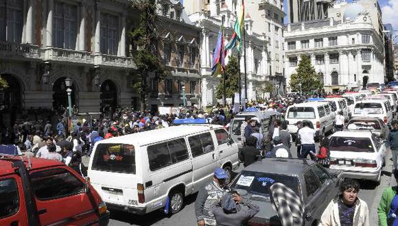 Taxis y autobuses bloquearon avenidas de la ciudad. (ABI)