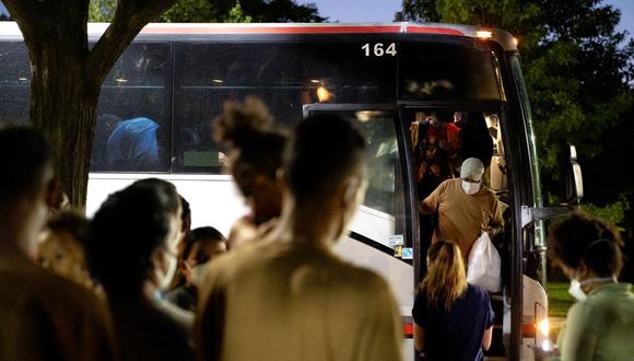 Migrantes de Venezuela, que abordaron un autobús en Del Rio, Texas, desembarcan frente al Capitolio de los EE. UU. en Washington, DC, el 2 de agosto de 2022. (Foto de Stefani Reynolds / AFP)