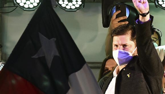 El candidato presidencial chileno, Gabriel Boric, del partido Apruebo Dignidad, saluda a sus simpatizantes en Providencia tras los primeros resultados de las elecciones. (Foto: MARTIN BERNETTI / AFP)
