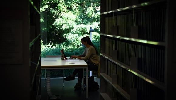 Estudiante trabaja en la biblioteca de la unidad del Instituto de Matemáticas de Orsay en la Universidad Paris-Saclay. (Foto: ALAIN JOCARD / AFP)