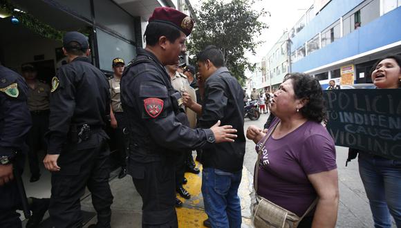 Vecinos indignados protestaron por lo ocurrido frente a la sede policial. (Foto: Cesar Grados/ GEC)