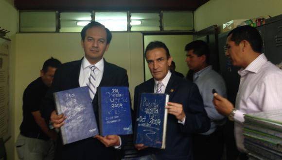 Este diario fue con José Díaz Dios y Héctor Becerril y tuvo acceso a unos libros de visita de 2009. (Pilar Sánchez)
