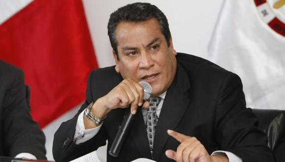 Ministro de Justicia, Gustavo Adrianzén, anunció que denunciarán a policías que sembraron arma a campesino. (Perú21)