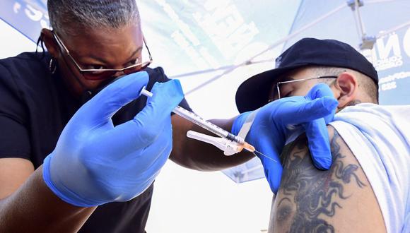 Imagen referencial. La enfermera Eon Walk administra la vacuna Pfizer Covid-19 en una clínica móvil de Los Ángeles, Estados Unidos, el 16 de julio de 2021. (Foto de Frederic J. BROWN / AFP).