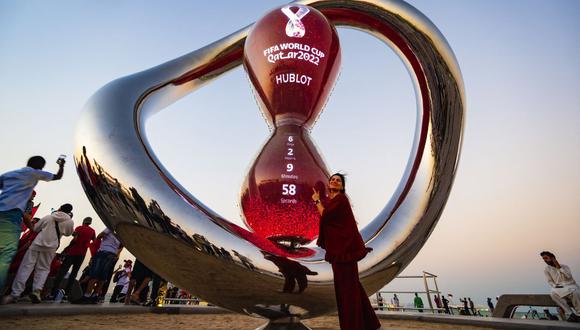La gente se reúne para tomar fotos alrededor del reloj de cuenta regresiva de la Copa Mundial en Doha el 14 de noviembre de 2022, antes del torneo de fútbol de la Copa Mundial Qatar 2022. (Foto de ANDREJ ISAKOVIC / AFP)