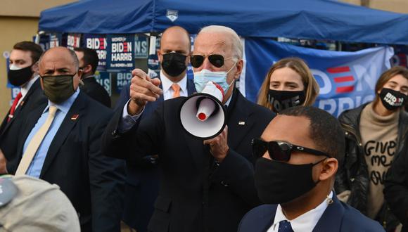 El candidato presidencial demócrata Joe Biden saluda a sus partidarios en Filadelfia, Pensilvania, el 3 de noviembre de 2020. (Angela Weiss / AFP)