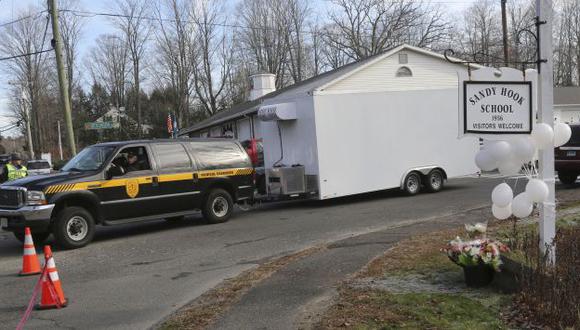 Camión de oficina forense se retira de colegio Sandy Hook. (AP)