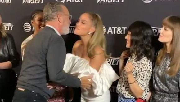 El polémico gesto de Tom Hanks tras recibir un beso de Jennifer Lopez