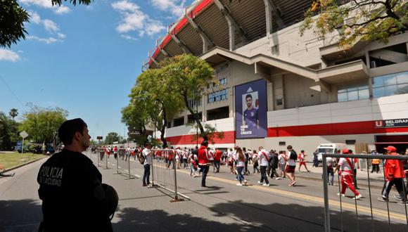 Los agentes ingresaron al estadio Monumental de River Plate en horas de la tarde. | Foto: EFE