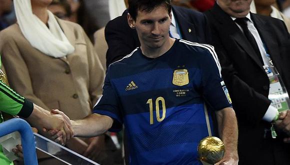 Messi no lució muy contento al recibir el trofeo. (Reuters)