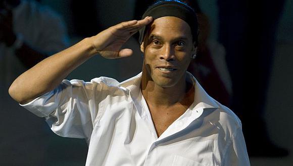 Ronaldinho se salvó de milagro de ser aplastado por un semáforo en la India. (AFP)