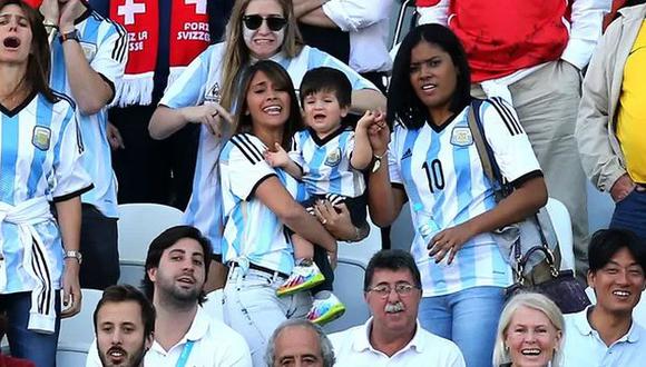 Antonella Roccuzzo y Thiago, los fieles hinchas de Lionel Messi. (Perú21)