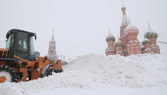 Un quitanieves en la Plaza Roja de Moscú. (EFE)
