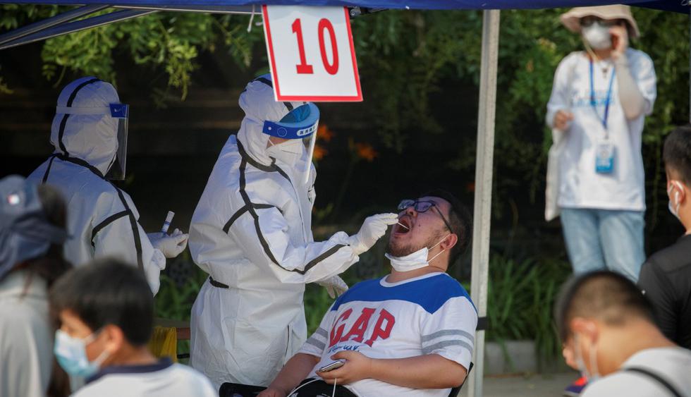 Un hombre pasa por una prueba después de un nuevo brote de coronavirus (COVID-19) en Beijing (China). (REUTERS/Thomas Peter).