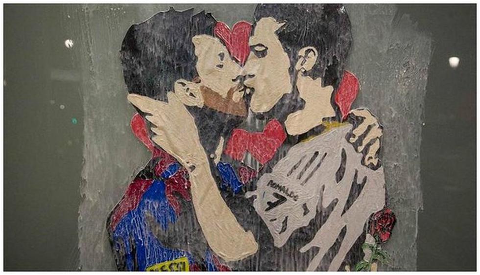 Retrato en Barcelona del beso de los dos cracks (Créditos: TvBoy)