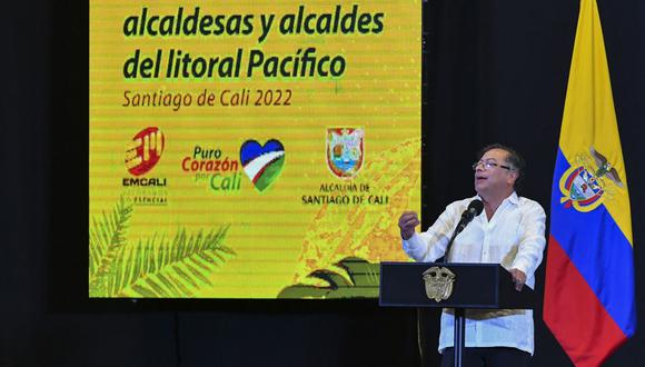 El presidente de Colombia, Gustavo Petro, pronuncia un discurso durante la Primera Cumbre de Alcaldes de la región de la Costa del Pacífico colombiano, en Yumbo, Colombia, el 10 de agosto de 2022. (Foto de JOAQUIN SARMIENTO / AFP)