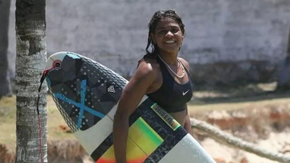Campeona brasileña de surf muere por un rayo  mientras entrenaba. (Difusión)