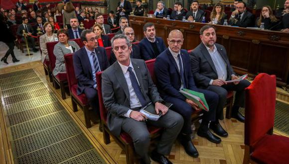 Los ex líderes separatistas catalanes Oriol Junqueras, Raul Romeva, Joaquim Forn (no electo), Jordi Sanchez, Jordi Turull y Josep Rull, entre otros, asisten a su juicio en la Corte Suprema. (Foto: AFP)