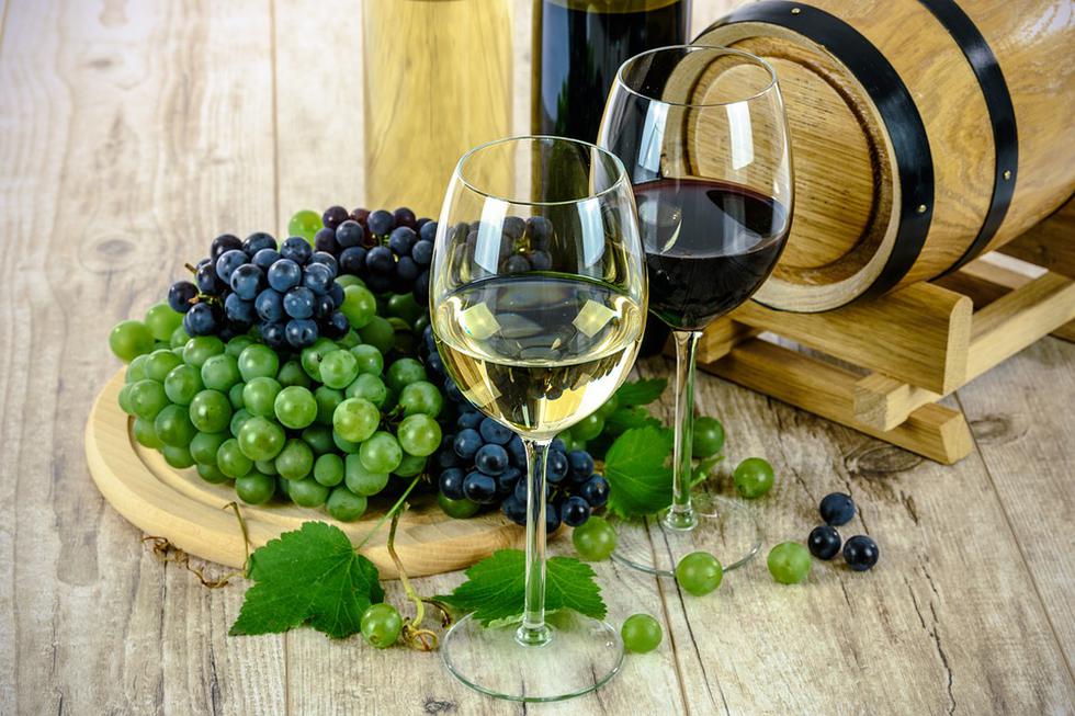 No hay nada más delicioso que amenizar una charla con una buena copa con vino. (Foto: Pixabay)