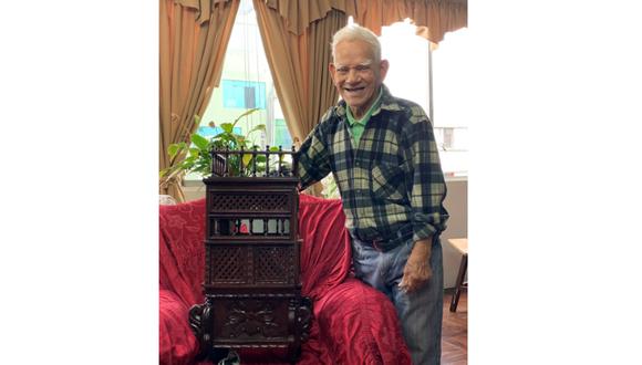 Eugenio Merzthal, el ebanista de 97 años, usa la caoba y el cedro para sus creaciones. (Facebook: Balcones coloniales)
