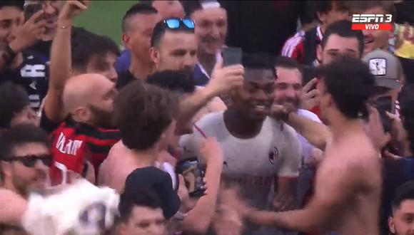 AC Milan se proclamó campeón de la Serie A de Italia y los hinchas invadieron el campo. (Foto: Captura ESPN)