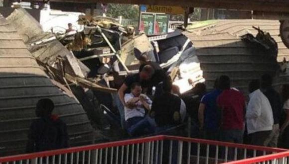 Víctimas son rescatadas de la carrocería destruida. (@KetyDC en Twitter)