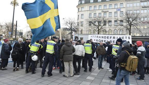 Xenofobia. Decenas de neonazis atacaron a menores de edad en la ciudad de Estocolmo. (EFE)