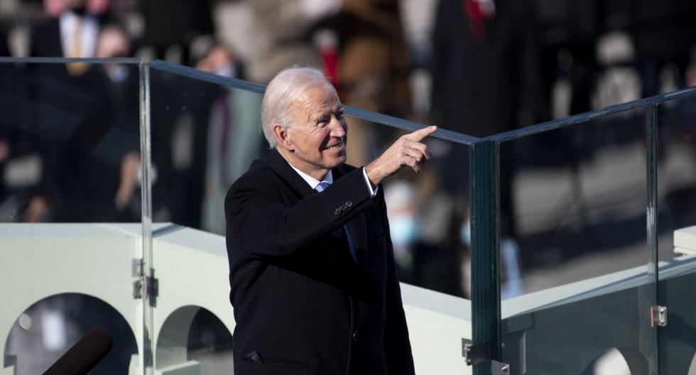 Joe Biden señala a los invitados después de tomar juramento como el 46o presidente de los Estados Unidos en el Capitolio, en Washington. (Caroline Brehman/AP).
