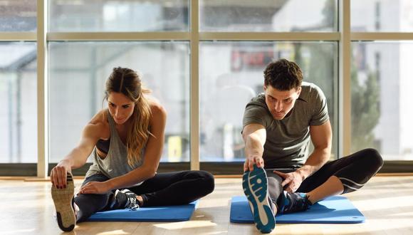 Los ejercicios de fuerza, como las flexiones de brazos y las sentadillas, pueden realizarse en casa o en un gimnasio.