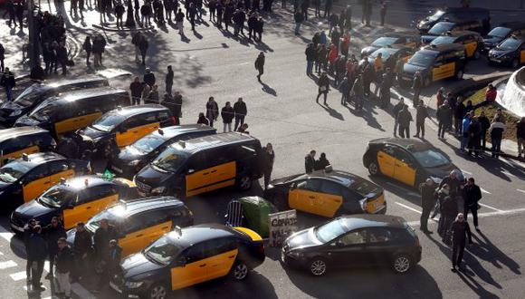 Los taxistas mantuvieron el bloqueo de una avenida principal en Barcelona y los de Madrid planeaban iniciar una huelga el lunes. (Foto: EFE)