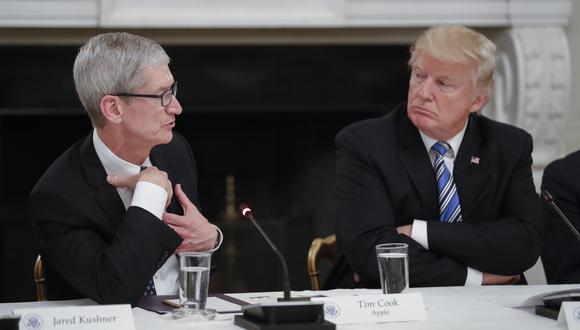 El presidente de los Estados Unidos, Donald Trump, escucha y el director ejecutivo de Apple Inc. Tim Cook.&nbsp; (Foto: EFE)