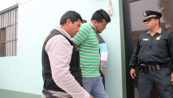 Hubo detenidos. Luis Torres Solís, personero de PPK, hacía publicidad a su candidato. (Andina)