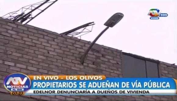 Propietarios de vivienda ‘secuestran’ poste para ampliar el segundo piso. Ocurrió en Los Olivos. (Captura de TV)