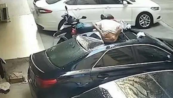 Mujer cayendo sobre auto en Taiwán.