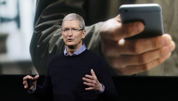 Apple dijo que no dará el brazo a torcer en defensa de privacidad del iPhone. (AP)