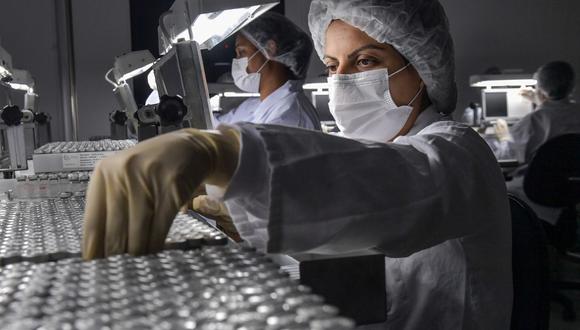 Empleados trabajan en la línea de producción de CoronaVac, la vacuna de Sinovac contra el COVID-19 en el centro de producción biomédica de Butantan, en Sao Paulo, Brasil. (NELSON ALMEIDA / AFP)