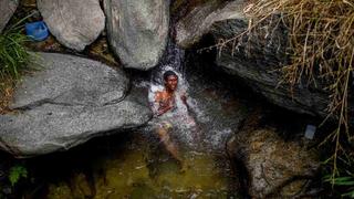 ¡Sin agua! Decenas se bañan y lavan ropa en riachuelo de montaña de Caracas [FOTOS]