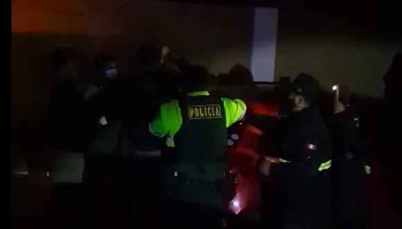 Arequipa: sujetos ebrios golpean a policías durante intervención a fiesta clandestina (Foto: captura de video)