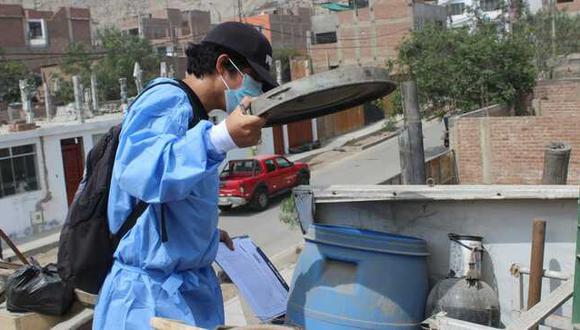 24 inspectores de la Diris Lima este intervienen más de 600 domicilios para eliminar criaderos de zancudos