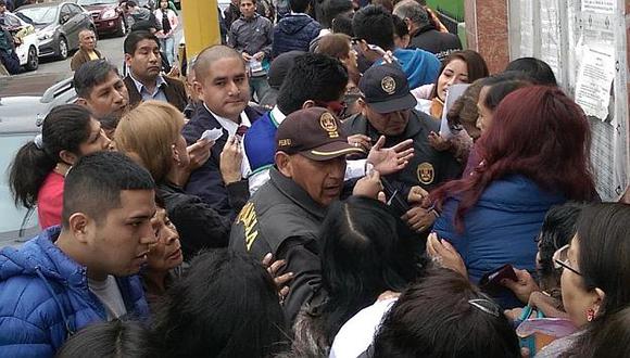 Así estuvieron los ánimos esta mañana afuera de la sede de Migraciones en Breña. (Anthony Niño de Guzmán/Perú21)