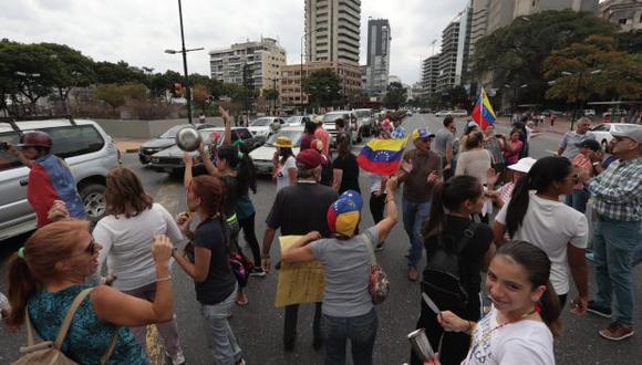 Vecinos protestan por la falta de electricidad y de agua este domingo, en Caracas (Venezuela). (Foto: EFE)