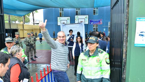 Manuel Velarde emitió su voto alrededor de las 11 a.m. en San Isidro. (FOTO: Difusión)