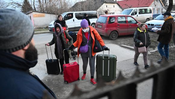 Refugiados ucranianos llegan en autobús desde la frontera húngaro-ucraniana en el pueblo de Tiszabecs. (Foto: Attila KISBENEDEK / AFP)