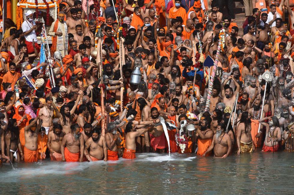 El festival religioso hindú Kumbh Mela, que se celebra desde enero en el norte de India, atrajo a 25 millones de personas, de ellas 4,6 millones en dos días esta semana, informaron las autoridades locales el viernes, en plena segunda ola de coronavirus. (Texto: AFP / Foto: Reuters).