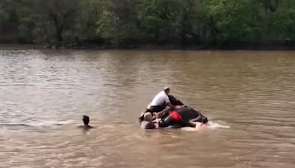 Rescatan a una mujer justo antes de que su auto se hunda en un río de EE.UU. (YouTube)