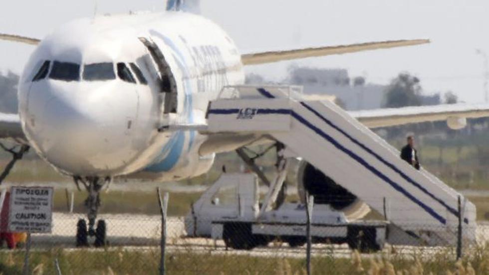 Egipto: Concluyó el secuestro del avión de EgyptAir y el autor se entregó. (EFE)